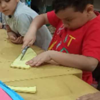 امروز بچه ها ی پایه دومی می خواهند با کاتر ،  فوم  ، قیچی و پیچ و مهره ساخت پردیس را تجربه کنند .