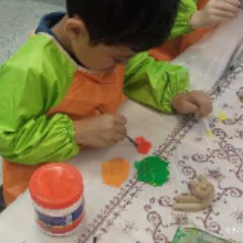  امروز 12تیر ماه بچه ها باید سفال های ساخته شده خود را رنگ آمیزی کرده و با خود به منزل ببرند .