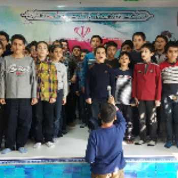 اجرای سرود دانش آموزان کلاس چهارم در جشن دهه فجر