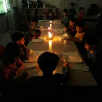 دانش آموزان کلاس اول چند ساعتی را بدون نور طبیعی و زیر نور شمع های خود درس خواندند