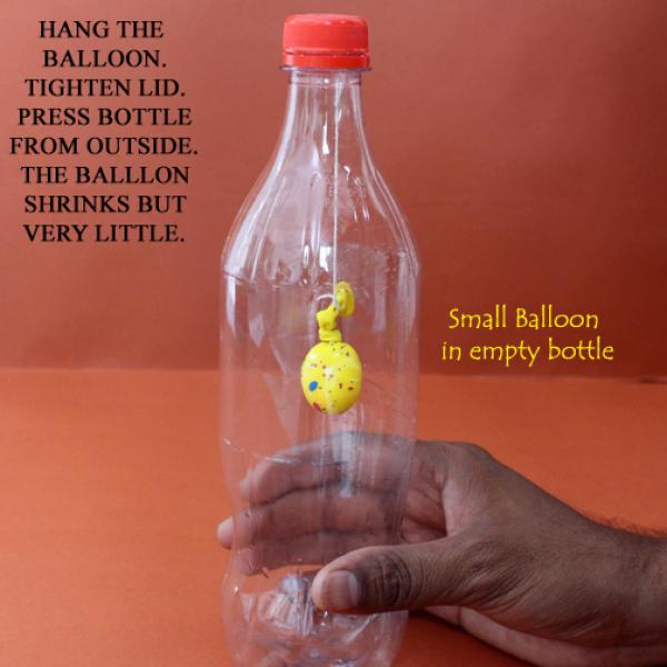 بادکنک کوچک در بطری خالی.