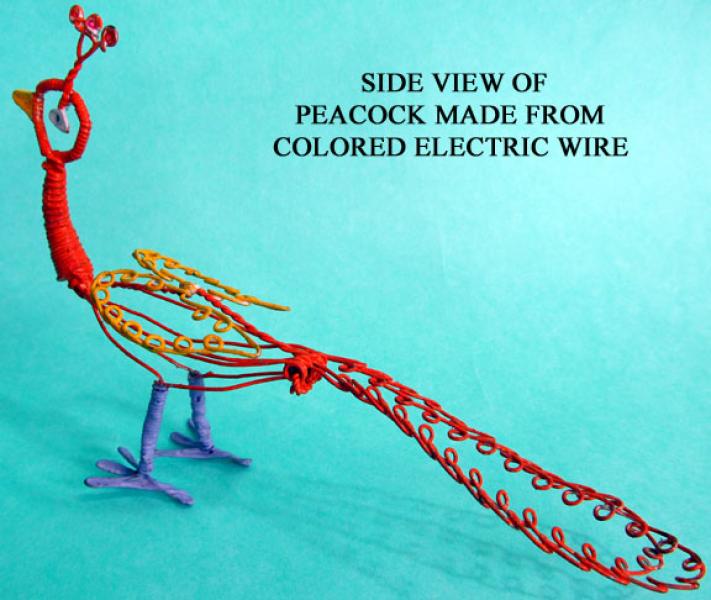 نمایی از طاووس ساخته شده از سیم مسی.